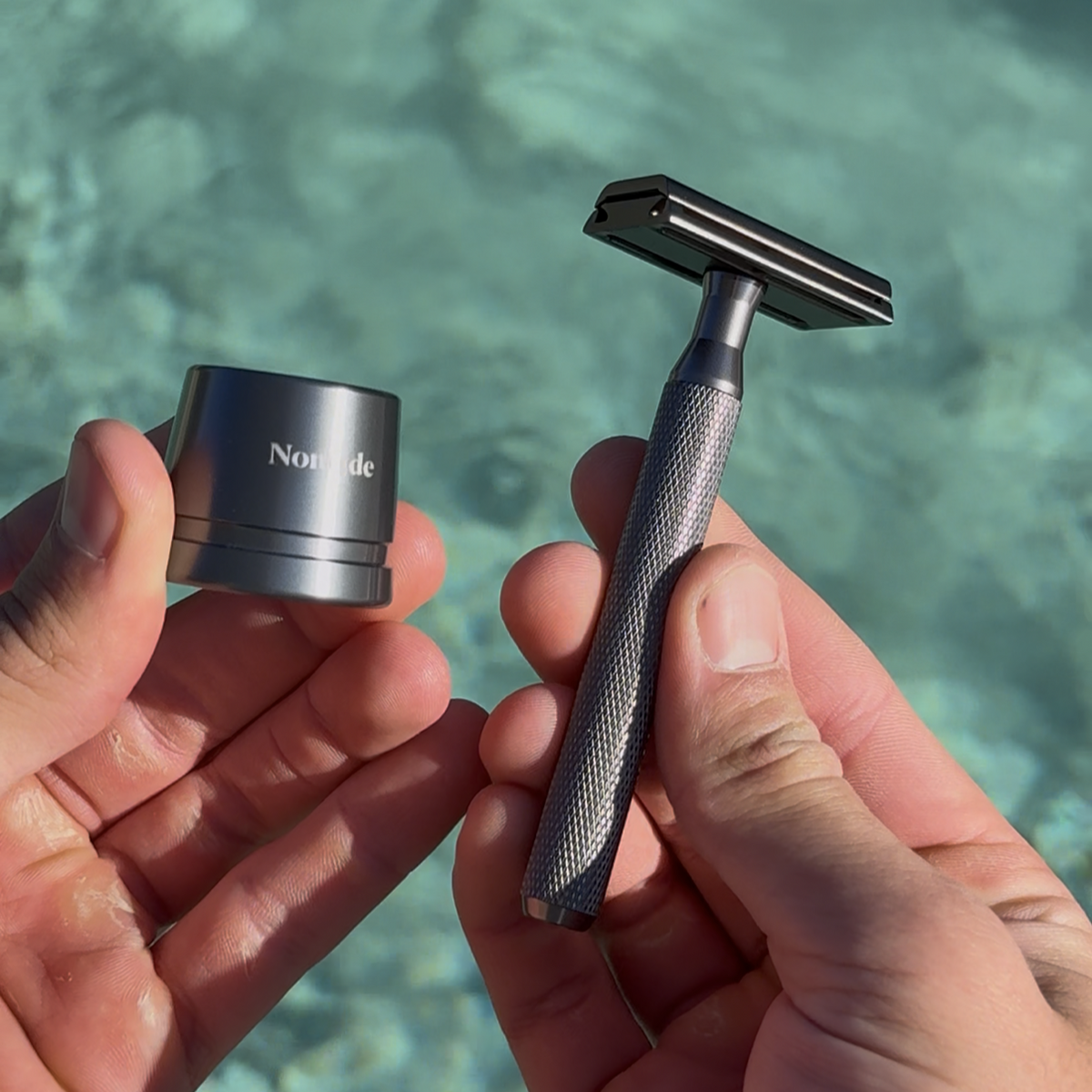 Le Rasoir Intemporel tenu en main au-dessus de la mer